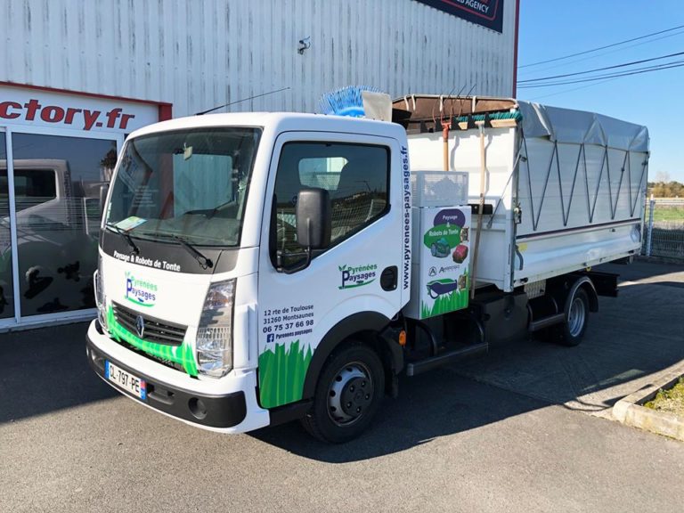 Total covering Renault Maxity (Pyrénées Paysages)