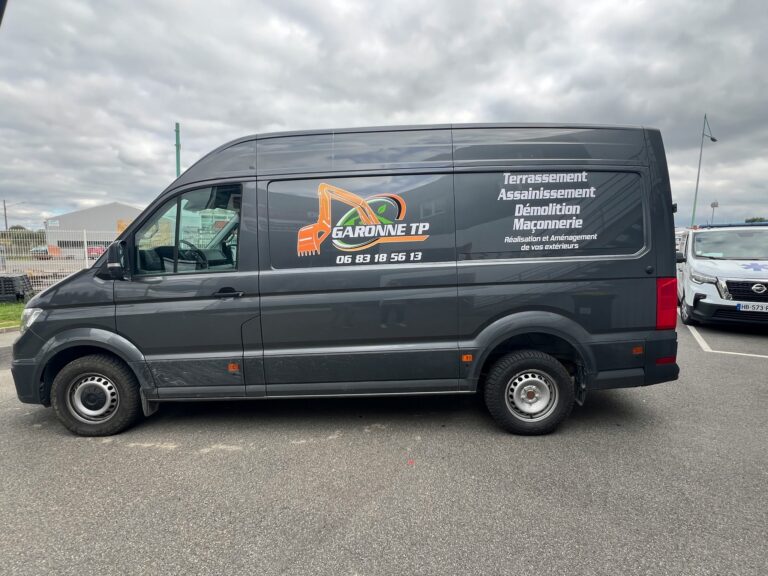Notre équipe a récemment réalisé la conception, la fabrication et la pose du marquage publicitaire sur un camion VW Crafter pour la société Garonne TP 💪