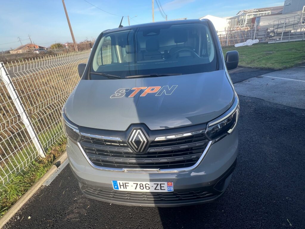 Marquage publicitaire sur Renault Trafic pour la société STPN