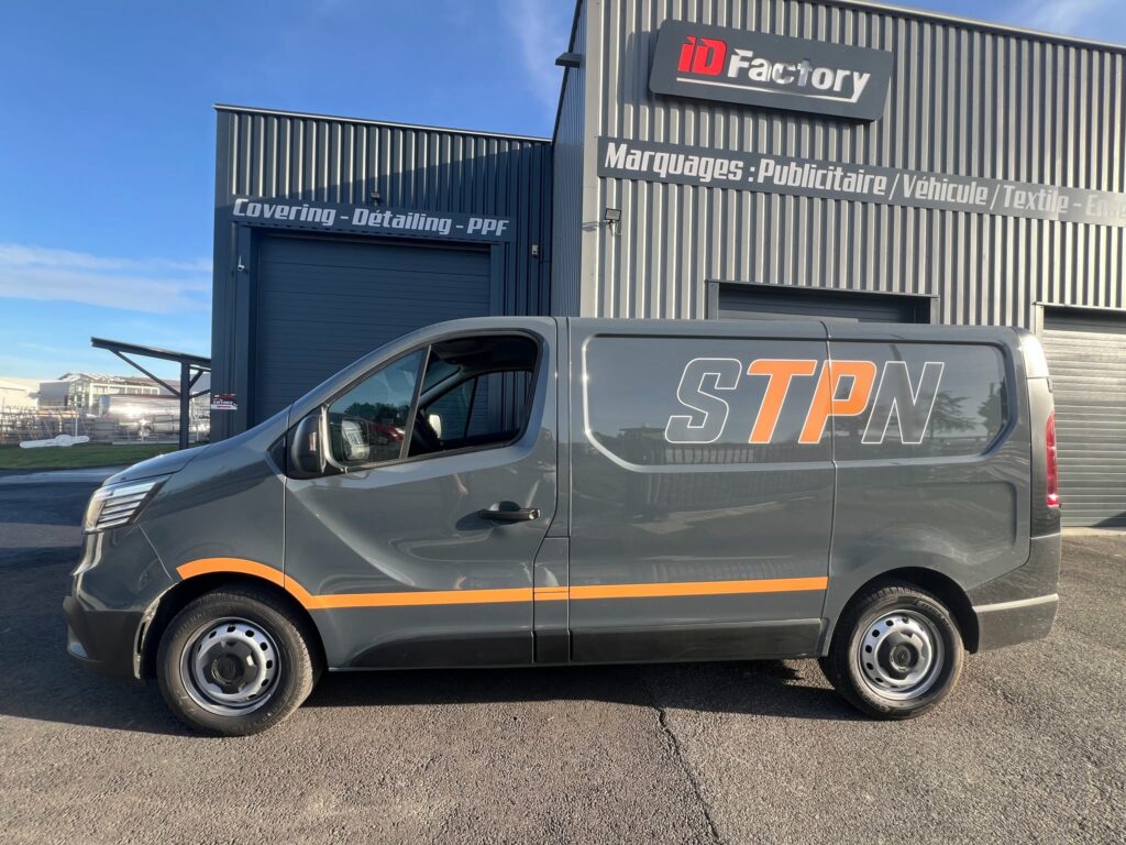 Marquage publicitaire sur Renault Trafic pour la société STPN