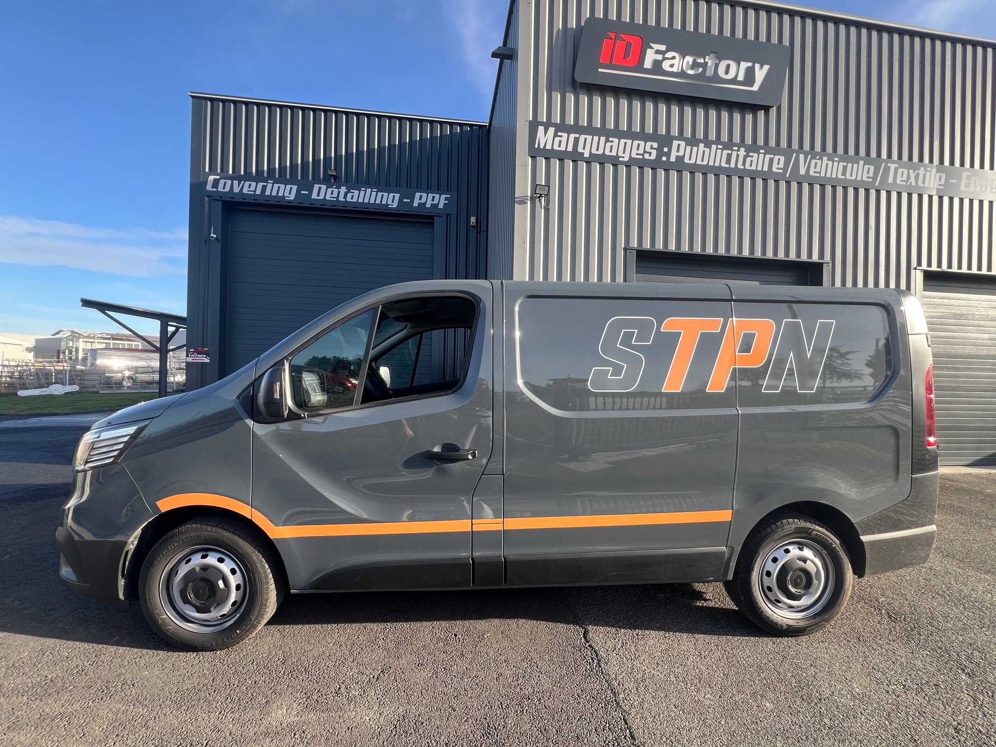 Marquage publicitaire sur Renault Trafic pour la société STPN