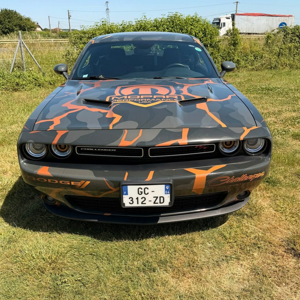 Total covering sur Dodge Challenger réalisé par ID Factory à Cazères