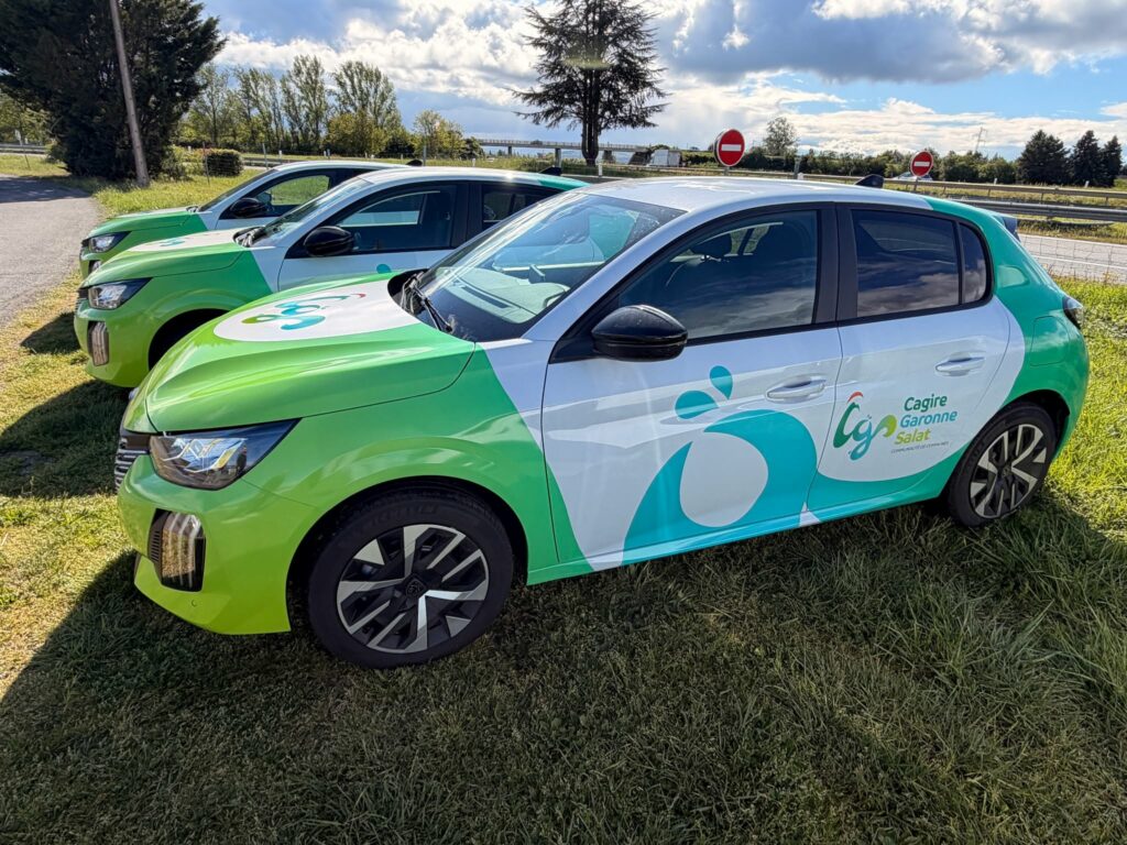 On continue le marquage de la flotte de Peugeot e-208 !