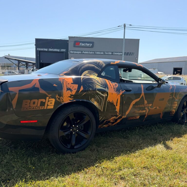Total covering sur Dodge Challenger réalisé par ID Factory à Cazères