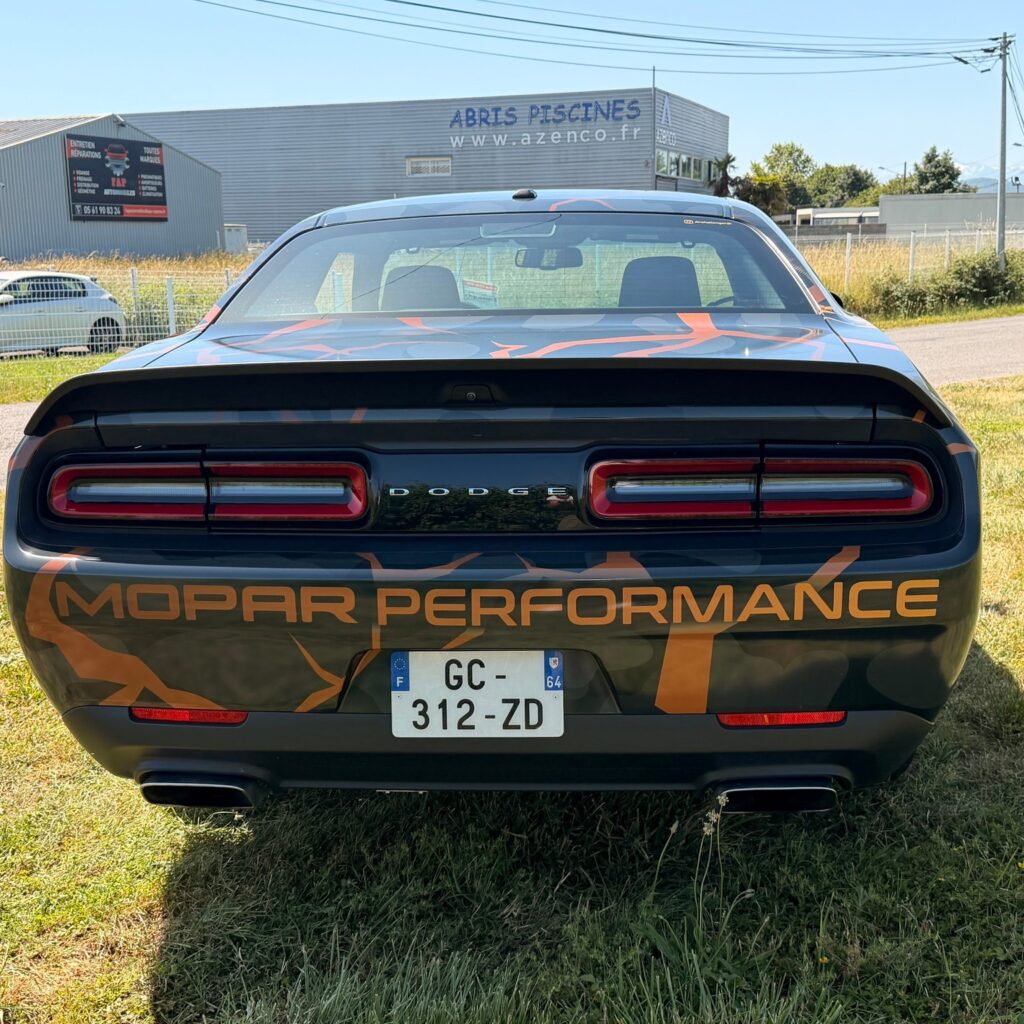 Total covering sur Dodge Challenger réalisé par ID Factory à Cazères
