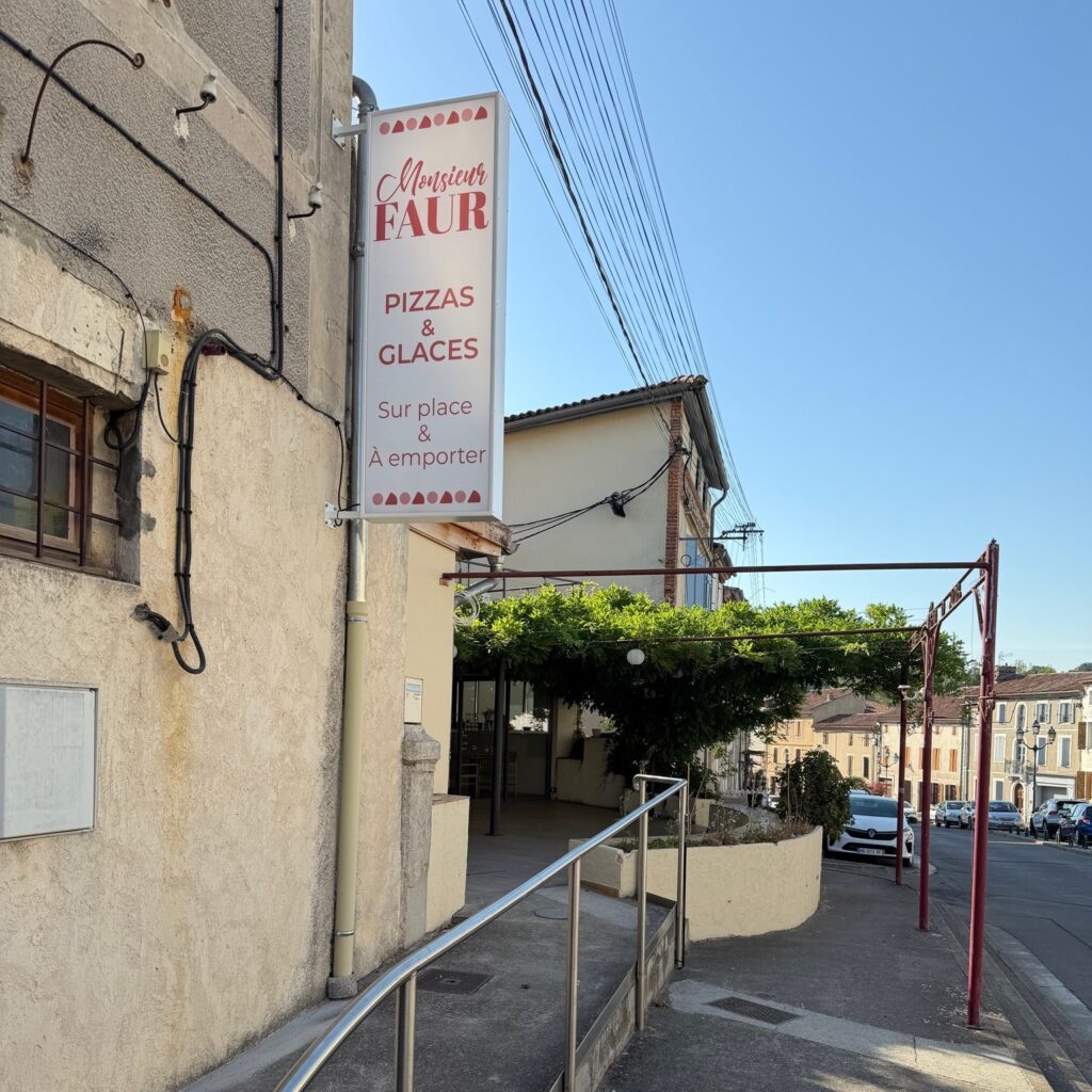 Nouvelle enseigne drapeau Monsieur FAUR à Cazères ✨