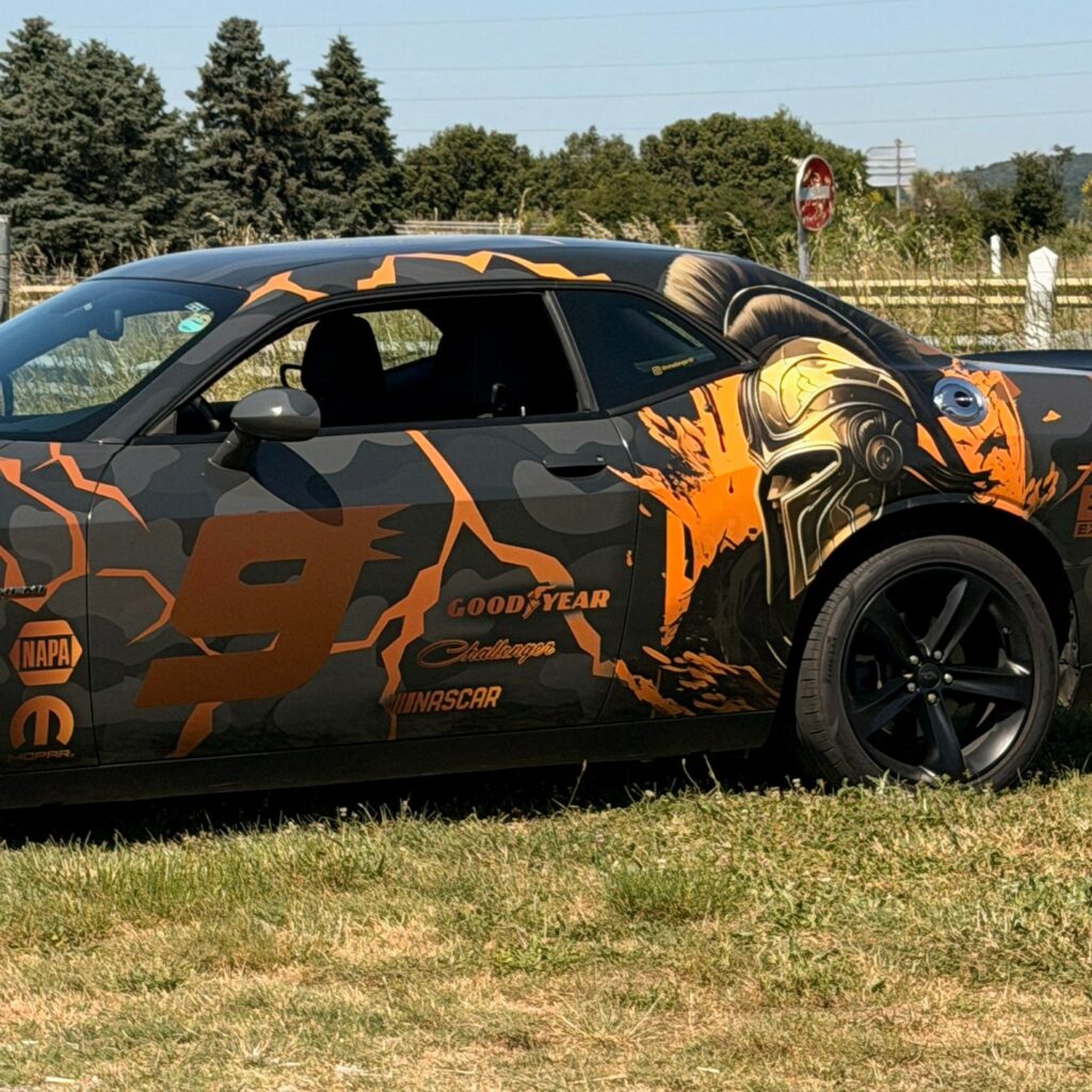 Total covering sur Dodge Challenger réalisé par ID Factory à Cazères