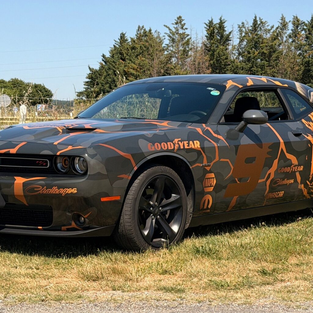 Total covering sur Dodge Challenger réalisé par ID Factory à Cazères