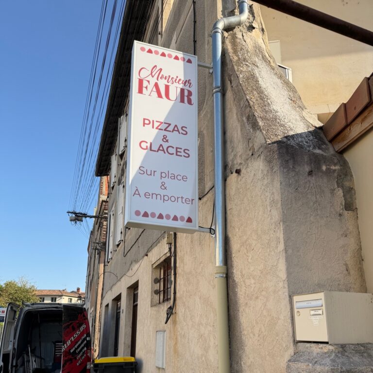 Nouvelle enseigne drapeau Monsieur FAUR à Cazères ✨