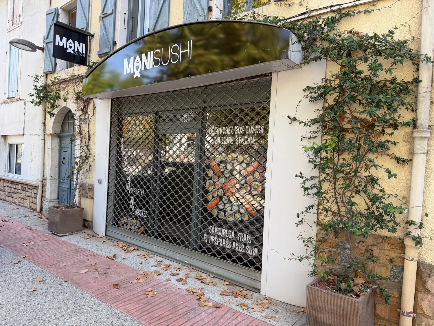 Enseigne de façade et enseigne drapeau du restaurant Manisushi à Martres-Tolosane