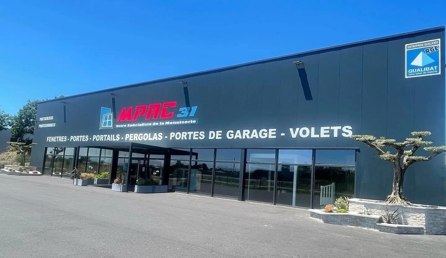 Grand marquage de façade MPRC 31 sur un bâtiment professionnel