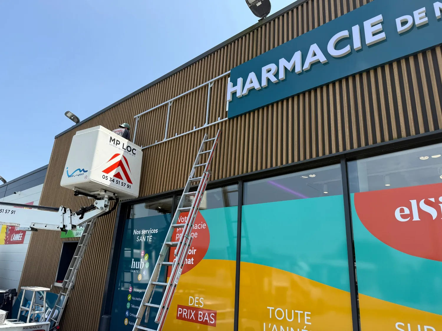 Pose de lettres en relief sur la façade d’une pharmacie, avec habillage de vitrine