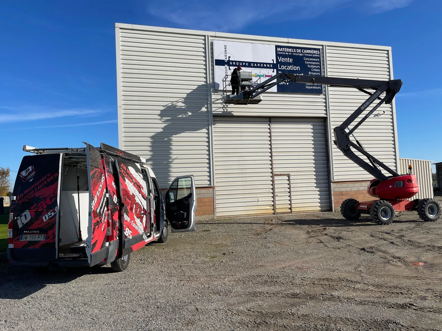 Installation sur nacelle d’un panneau publicitaire grand format du Groupe Garonne
